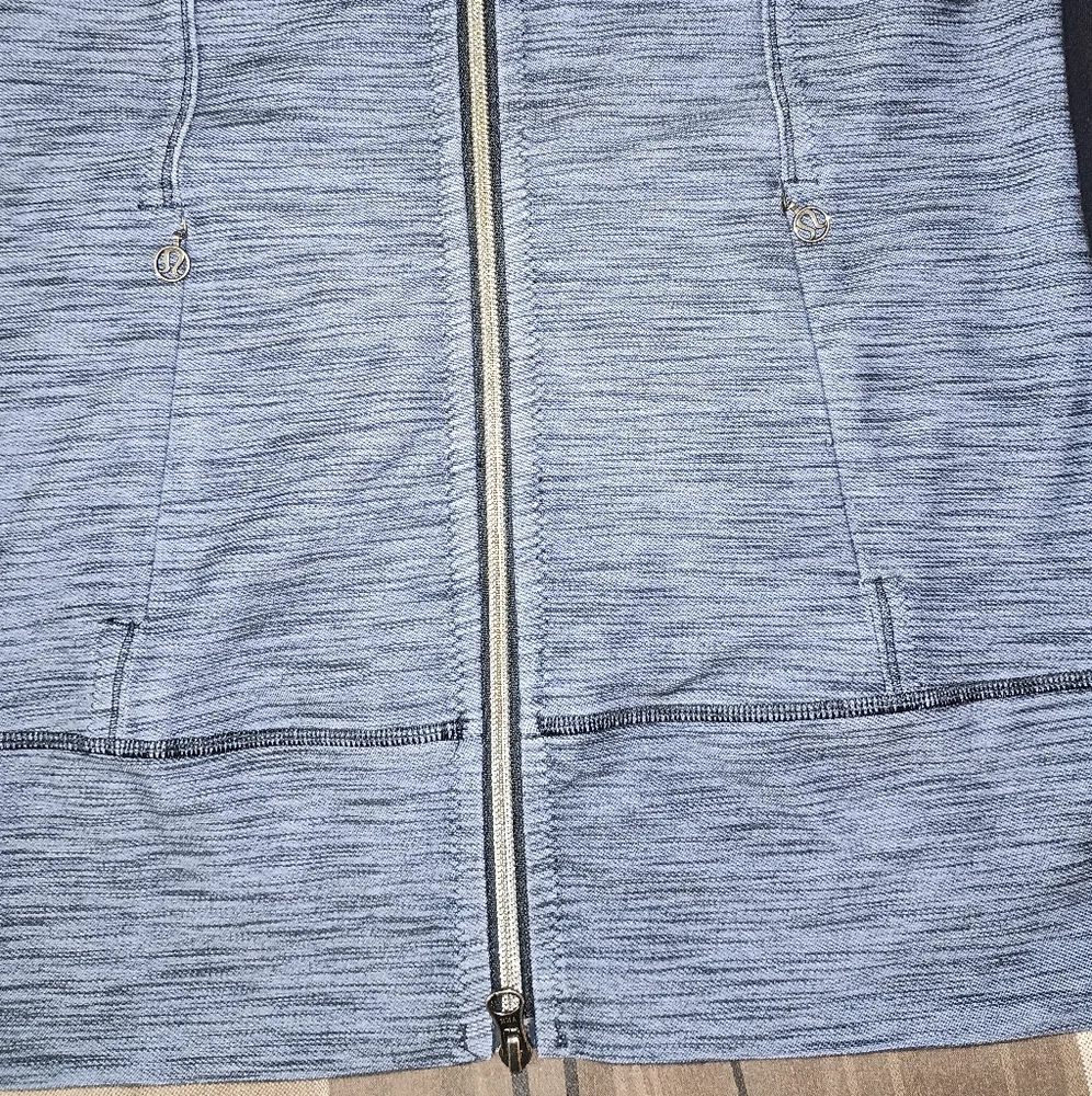Lululemon Athletica Gray and Black Zip-Up Sweatshirt 8‎